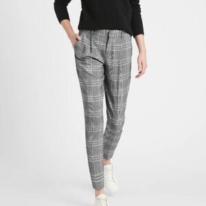Banana Republic Gray Plaid Pants size 2 tapered cropped ankle pants Work pants